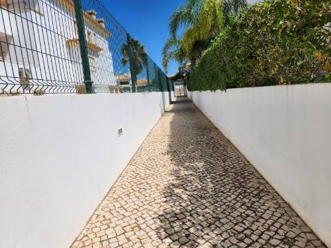 Moradia V2+1 em condomínio com Piscina em zona calma de Albufeira