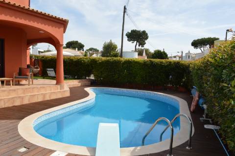 Moradia Isolada T4 totalmente remodelada e equipada com piscina aquecida, jardim zona calma de Vilamoura
