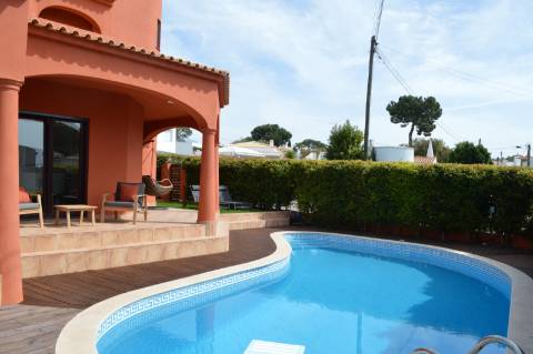 Moradia Isolada T4 totalmente remodelada e equipada com piscina aquecida, jardim zona calma de Vilamoura