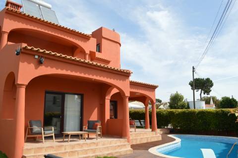 Moradia Isolada T4 totalmente remodelada e equipada com piscina aquecida, jardim zona calma de Vilamoura