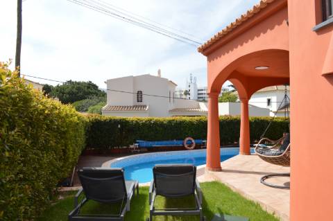 Moradia Isolada T4 totalmente remodelada e equipada com piscina aquecida, jardim zona calma de Vilamoura