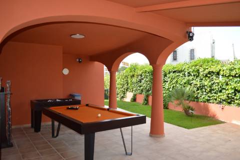 Moradia Isolada T4 totalmente remodelada e equipada com piscina aquecida, jardim zona calma de Vilamoura