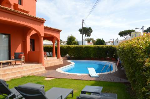 Moradia Isolada T4 totalmente remodelada e equipada com piscina aquecida, jardim zona calma de Vilamoura