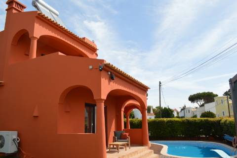 Moradia Isolada T4 totalmente remodelada e equipada com piscina aquecida, jardim zona calma de Vilamoura