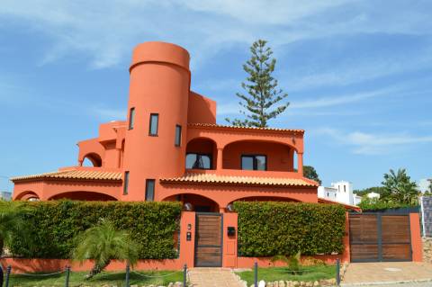 Moradia Isolada T4 totalmente remodelada e equipada com piscina aquecida, jardim zona calma de Vilamoura