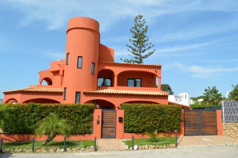 Moradia Isolada T4 totalmente remodelada e equipada com piscina aquecida, jardim zona calma de Vilamoura