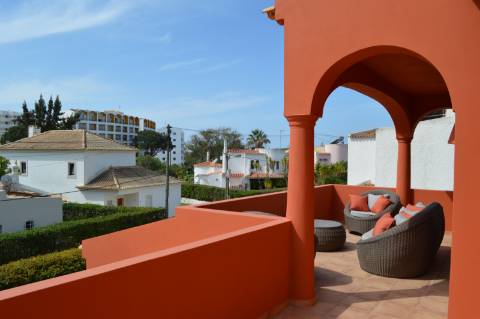 Moradia Isolada T4 totalmente remodelada e equipada com piscina aquecida, jardim zona calma de Vilamoura