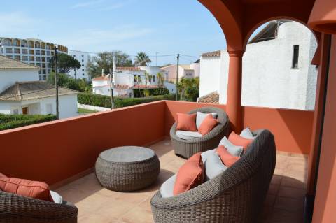 Moradia Isolada T4 totalmente remodelada e equipada com piscina aquecida, jardim zona calma de Vilamoura