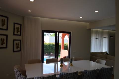 Moradia Isolada T4 totalmente remodelada e equipada com piscina aquecida, jardim zona calma de Vilamoura