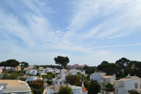 Moradia Isolada T4 totalmente remodelada e equipada com piscina aquecida, jardim zona calma de Vilamoura