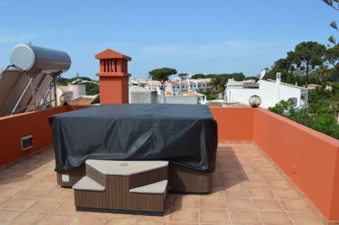 Moradia Isolada T4 totalmente remodelada e equipada com piscina aquecida, jardim zona calma de Vilamoura