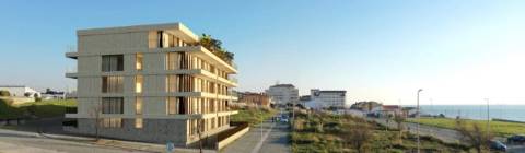 Apartamento T3 com varanda e estacionamento em Zona Nobre na Margem do Rio Douro