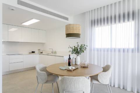 Apartamento T3 com grandioso terraço, junto da praia.