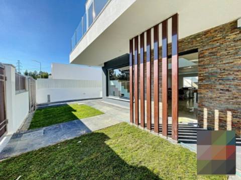 Moradia T4 com Piscina em Corroios