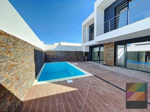 Moradia T4 com Piscina em Corroios