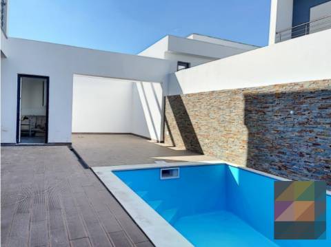 Moradia T4 com Piscina em Corroios