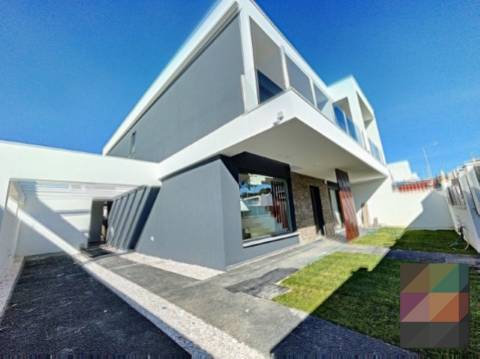 Moradia T4 com Piscina em Corroios