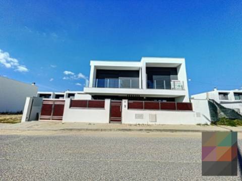 Moradia T4 com Piscina em Corroios