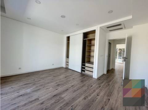 Moradia T4 com Piscina em Corroios