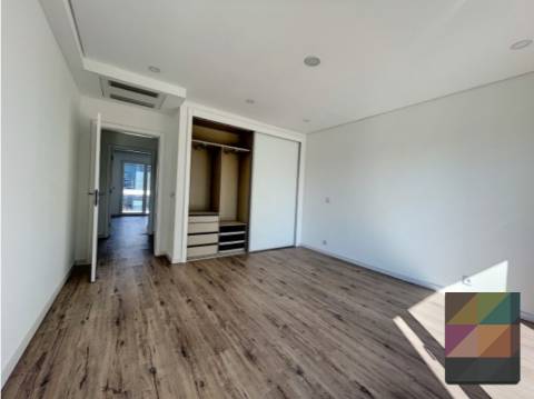 Moradia T4 com Piscina em Corroios