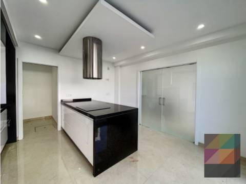 Moradia T4 com Piscina em Corroios