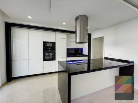 Moradia T4 com Piscina em Corroios