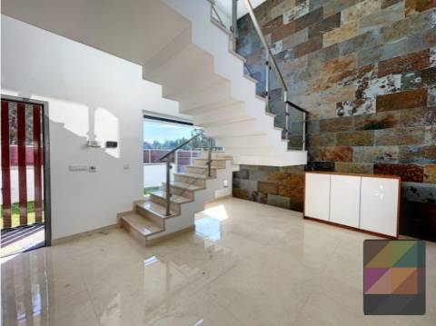 Moradia T4 com Piscina em Corroios