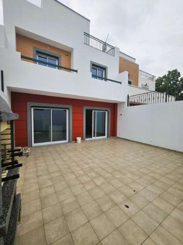 Moradia T4 com quintal e garagem - Olhão, Algarve