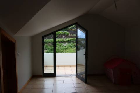 Moradia Isolada T3 com Terreno no Arco da Calheta