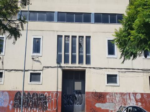 Prédio com projeto aprovado em Sacavém