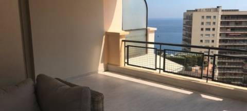 Penthouse de luxo renovada de 2 quartos com um terraço na cobertura em Monte - Carlo