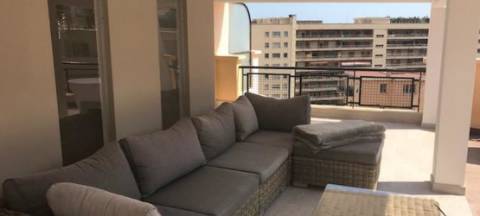 Penthouse de luxo renovada de 2 quartos com um terraço na cobertura em Monte - Carlo