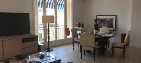 Penthouse de luxo renovada de 2 quartos com um terraço na cobertura em Monte - Carlo