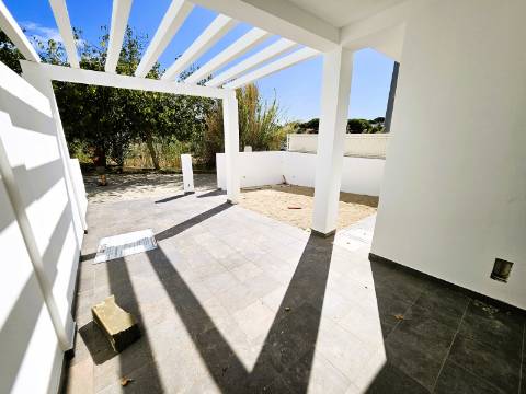 Excelente moradia T3 com grande espaço exterior , localizada nas Gambelas - Faro, Algarve