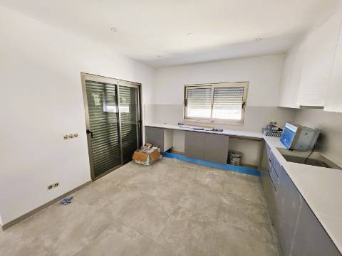 Excelente moradia T3 com grande espaço exterior , localizada nas Gambelas - Faro, Algarve