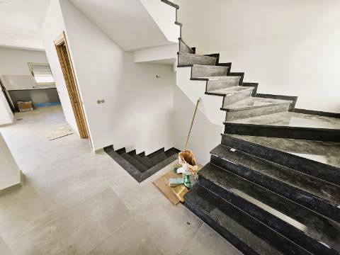 Excelente moradia T3 com grande espaço exterior , localizada nas Gambelas - Faro, Algarve