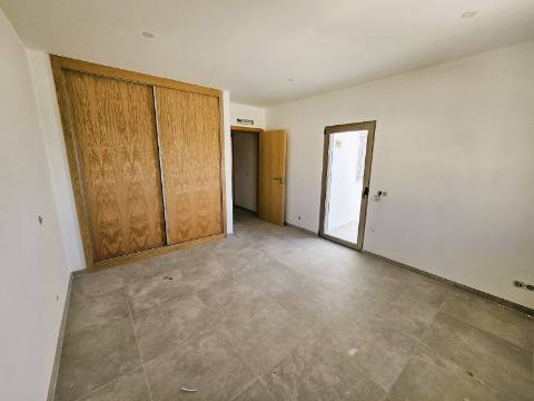 Excelente moradia T3 com grande espaço exterior , localizada nas Gambelas - Faro, Algarve