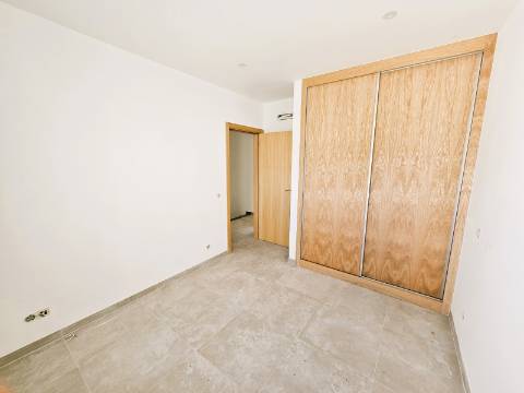 Excelente moradia T3 com grande espaço exterior , localizada nas Gambelas - Faro, Algarve