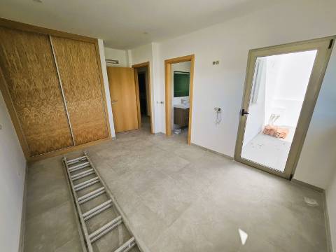 Excelente moradia T3 com grande espaço exterior , localizada nas Gambelas - Faro, Algarve