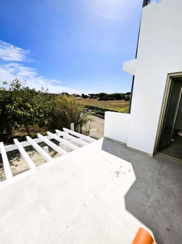 Excelente moradia T3 com grande espaço exterior , localizada nas Gambelas - Faro, Algarve