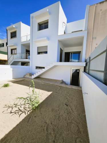 Excelente moradia T3 com grande espaço exterior , localizada nas Gambelas - Faro, Algarve