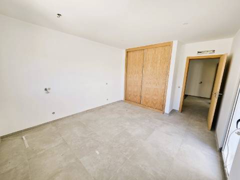 Excelente moradia T3 com grande espaço exterior , localizada nas Gambelas - Faro, Algarve