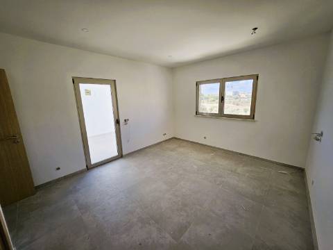 Excelente moradia T3 com grande espaço exterior , localizada nas Gambelas - Faro, Algarve