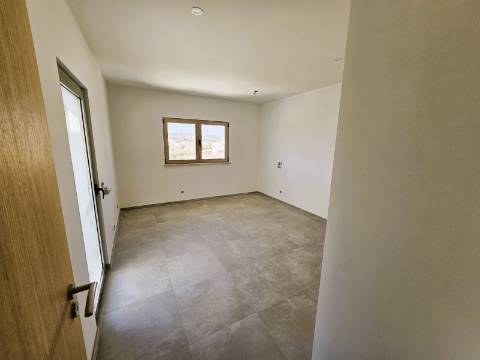 Excelente moradia T3 com grande espaço exterior , localizada nas Gambelas - Faro, Algarve