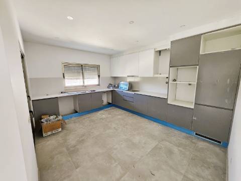 Excelente moradia T3 com grande espaço exterior , localizada nas Gambelas - Faro, Algarve