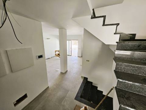 Excelente moradia T3 com grande espaço exterior , localizada nas Gambelas - Faro, Algarve