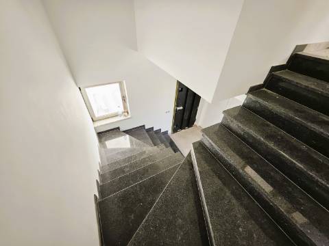 Excelente moradia T3 com grande espaço exterior , localizada nas Gambelas - Faro, Algarve