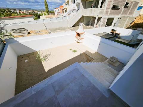 Excelente moradia T3 com grande espaço exterior , localizada nas Gambelas - Faro, Algarve