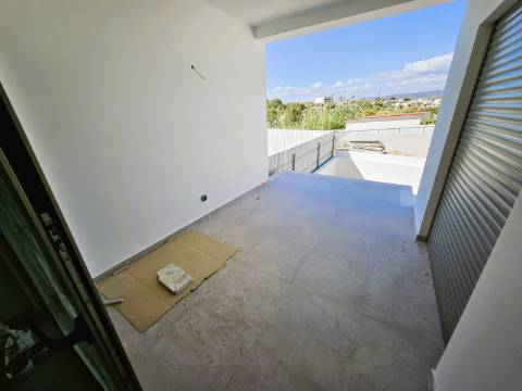 Excelente moradia T3 com grande espaço exterior , localizada nas Gambelas - Faro, Algarve