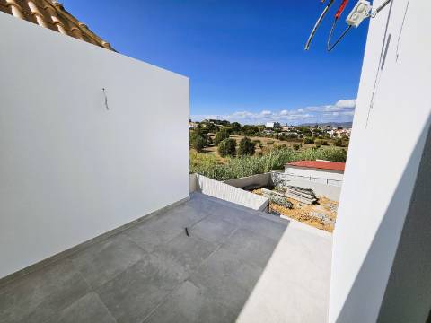 Excelente moradia T3 com grande espaço exterior , localizada nas Gambelas - Faro, Algarve